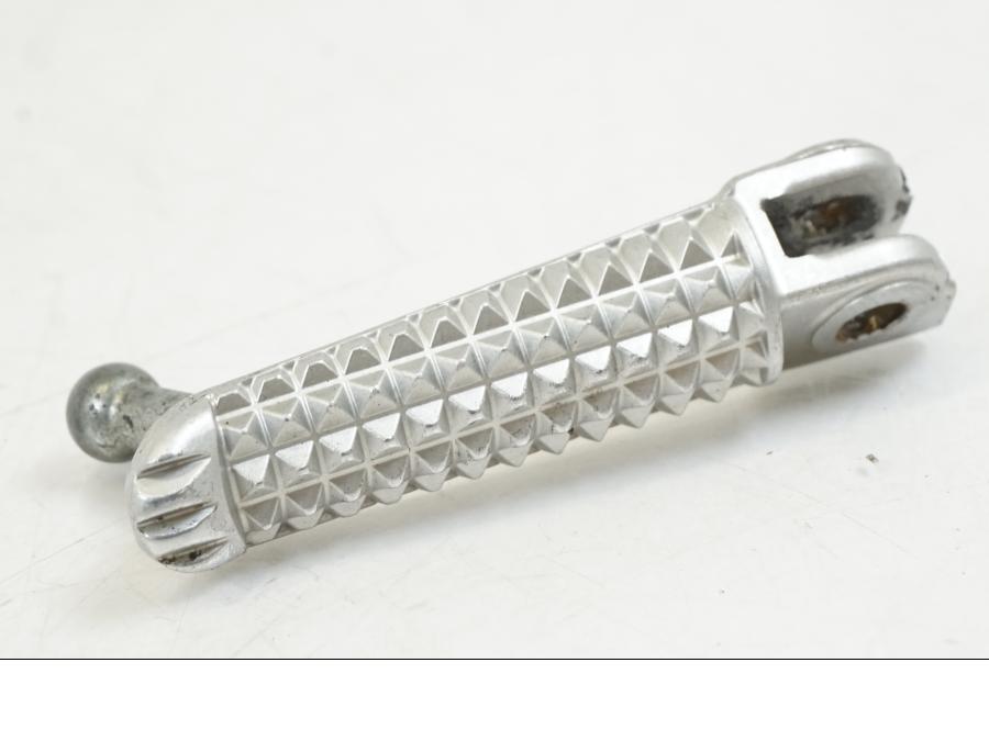 Höger sida på Fotpinne från en Yamaha YZF 1000 R1 -2009 motorcykel.