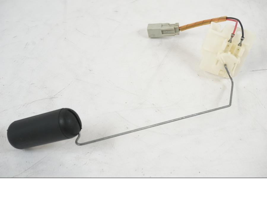 Baksidan på Bensinnivågivare från en Suzuki VZR 1800 -2009 motorcykel.