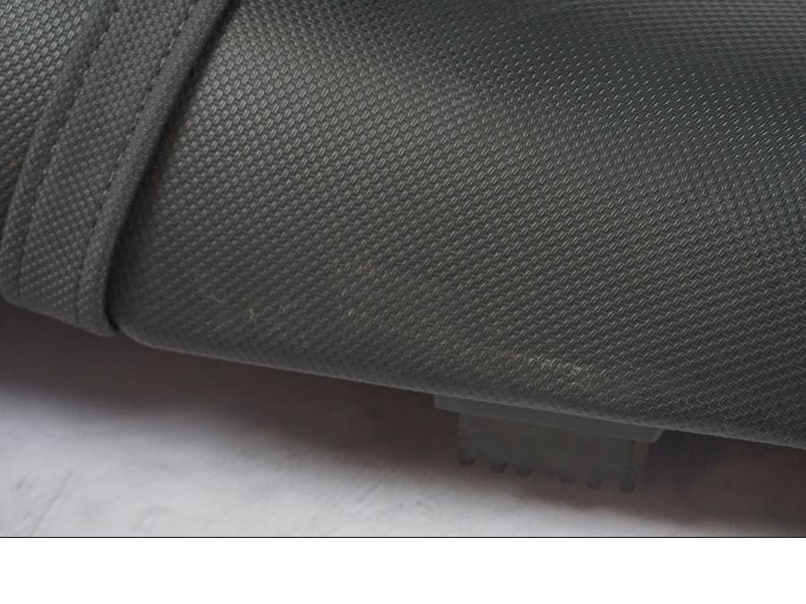 Höger sida på Sadel från en Kawasaki ZZ-R 1400 -2009 motorcykel.