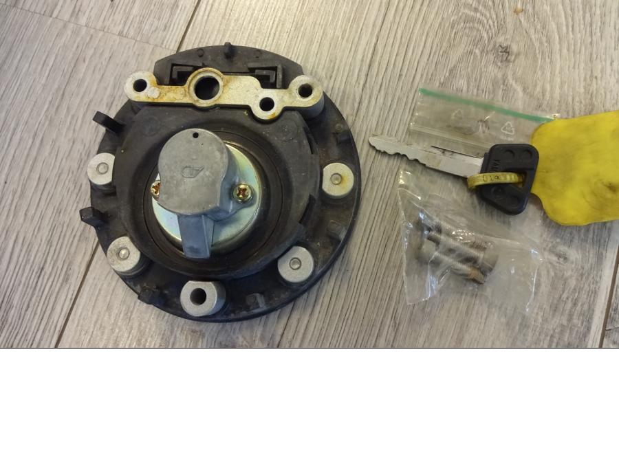 Baksidan på Tanklock från en Yamaha YZF 1000 R -2001 motorcykel.