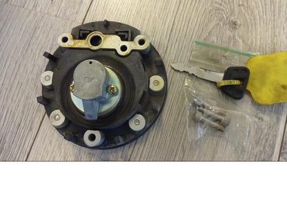 Baksidan på Tanklock från en Yamaha YZF 1000 R -2001 motorcykel.