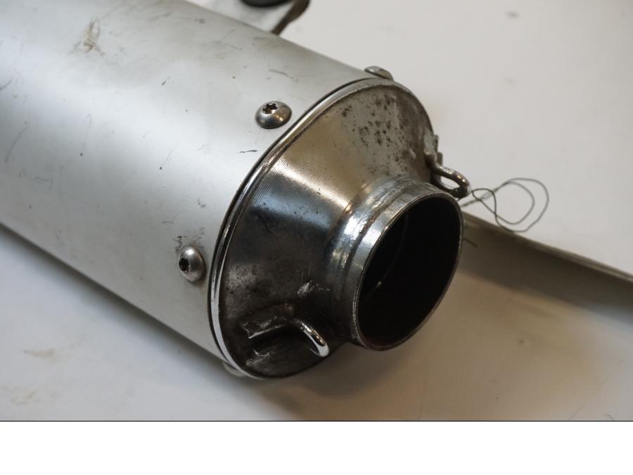 Baksidan på Ljuddämpare från en KTM 625 SMC -2005 motorcykel.