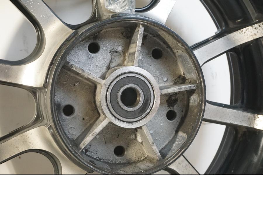 Baksidan på Fälg från en Indian Chieftain Dark Horse -2019 motorcykel.