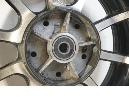 Baksidan på Fälg från en Indian Chieftain Dark Horse -2019 motorcykel.