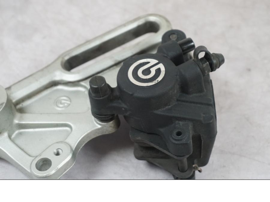 Baksidan på Bromsok från en BMW F 800 R -2018 motorcykel.