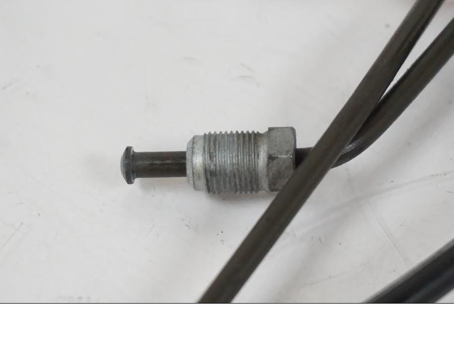 Snett nerifrån på Bromsledning från en BMW F 650 CS -2002 motorcykel.