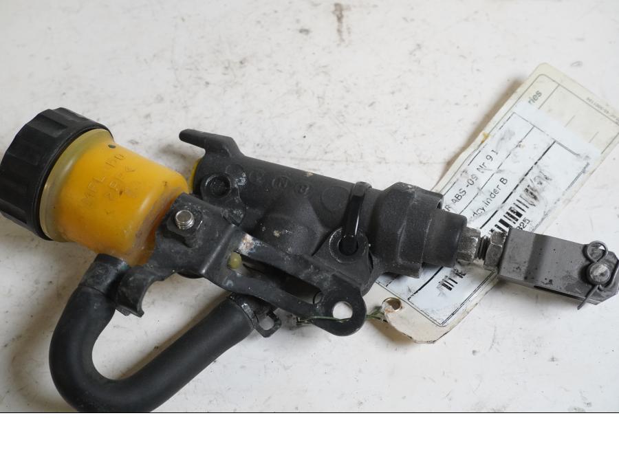 Baksidan på Bromshuvudcylinder från en Honda CBR 1000 RR -2009 motorcykel.