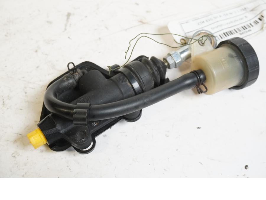 Baksidan på Bromshuvudcylinder från en KTM 690 SM -2008 motorcykel.