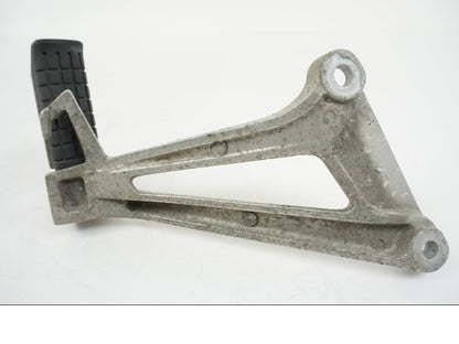 Snett uppifrån på Fotpinnefäste från en Honda CBR 125 R -2006 motorcykel.