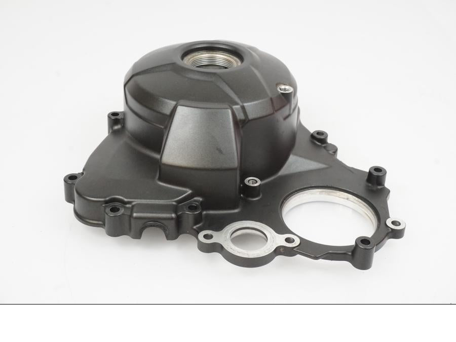 Vänster sida på Generatorkåpa från en Yamaha MT-09 -2019 motorcykel.