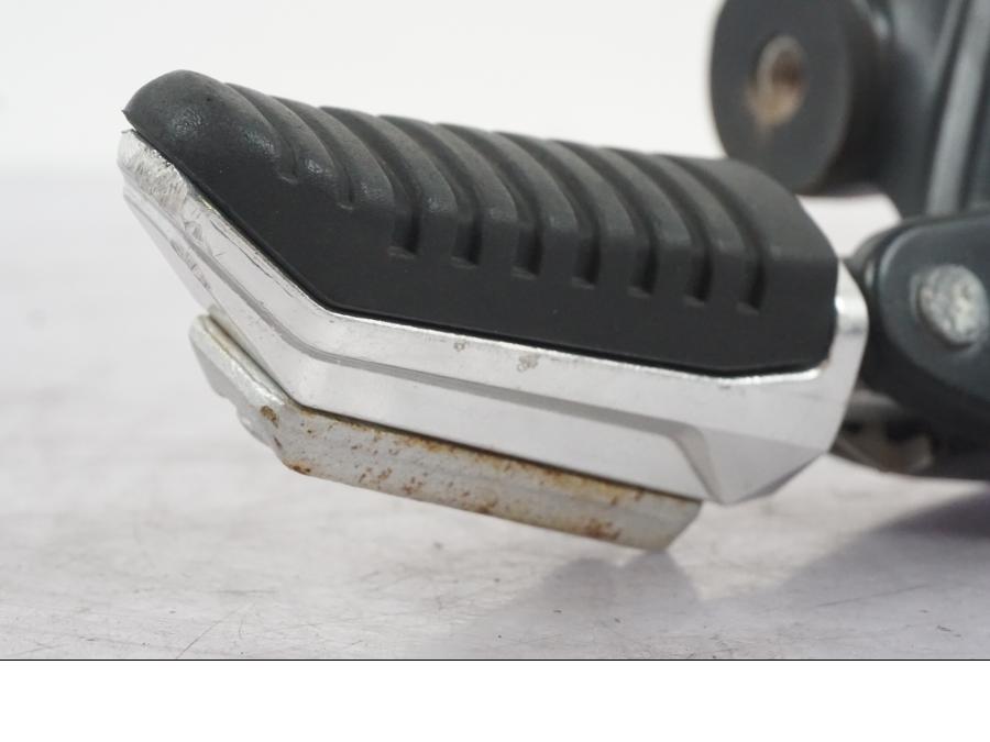 Vänster sida på Fotpinne från en Suzuki GSF 1250 -2010 motorcykel.