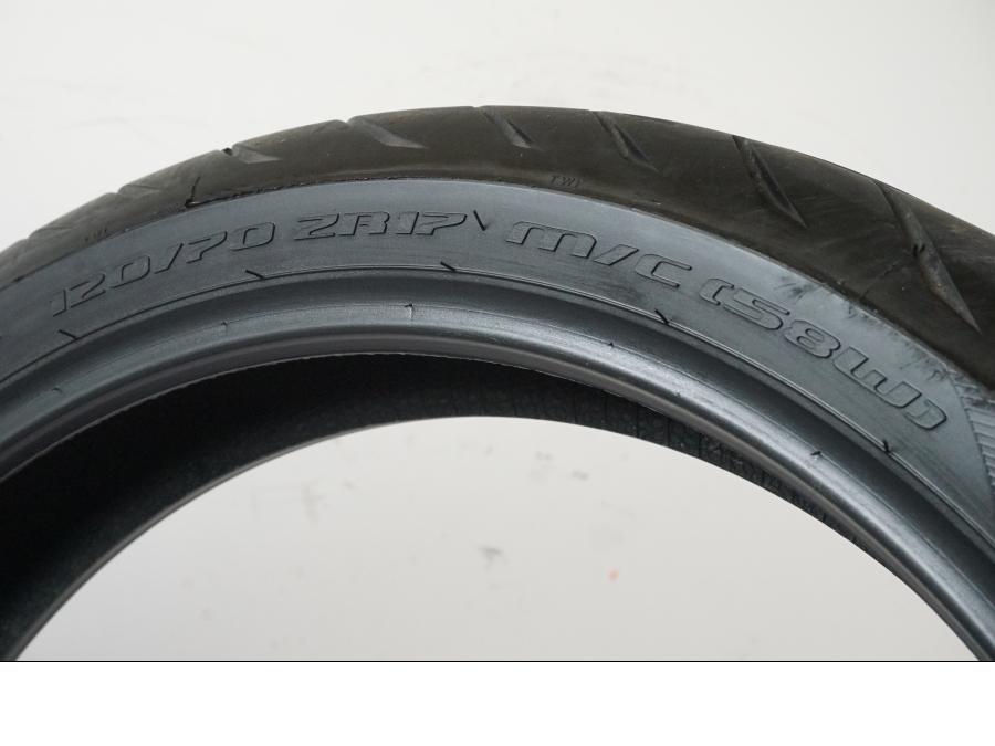 Höger sida på <p>Begagnad däck av märket Metzeler.</p>

<p>Modell Roadtec Z8 Interact.</p>

<p>Dimension 120/70 ZR 17 M/C (58W). </p>

<p>Mönsterdjup ca: 20% kvar.</p>

<p>Tillv: Vecka 2, år 2020.</p> moped.