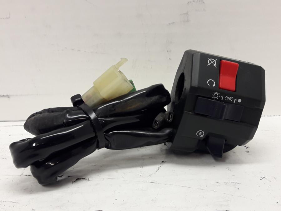 Framsidan på Styrelreglage från en Kawasaki KLE 500 -2001 motorcykel.