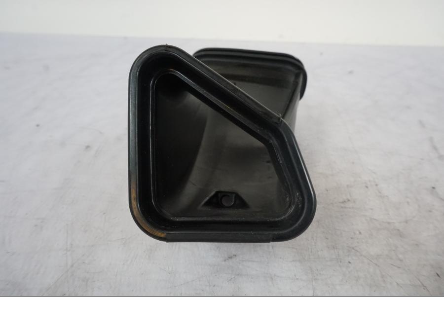 Höger sida på Luftrör från en KTM 1290 Super Duke R -2023 motorcykel.