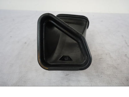 Höger sida på Luftrör från en KTM 1290 Super Duke R -2023 motorcykel.