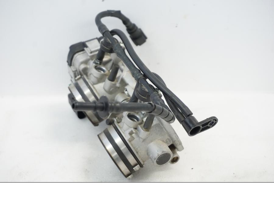 Vänster sida på Spjällhus från en Aprilia RSV 1000 -2010 motorcykel.