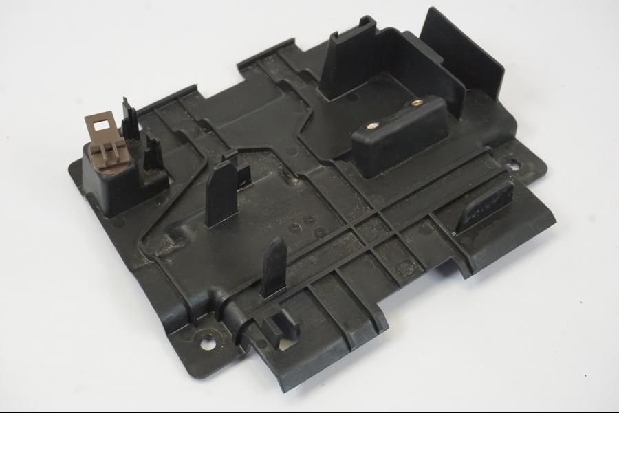 Baksidan på Undertail från en Triumph Trident -2021 motorcykel.