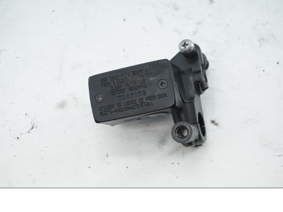 Framsidan på Bromshuvudcylinder från en Suzuki DL 1000 -2005 motorcykel.