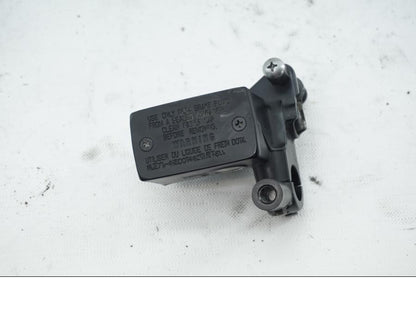 Framsidan på Bromshuvudcylinder från en Suzuki DL 1000 -2005 motorcykel.