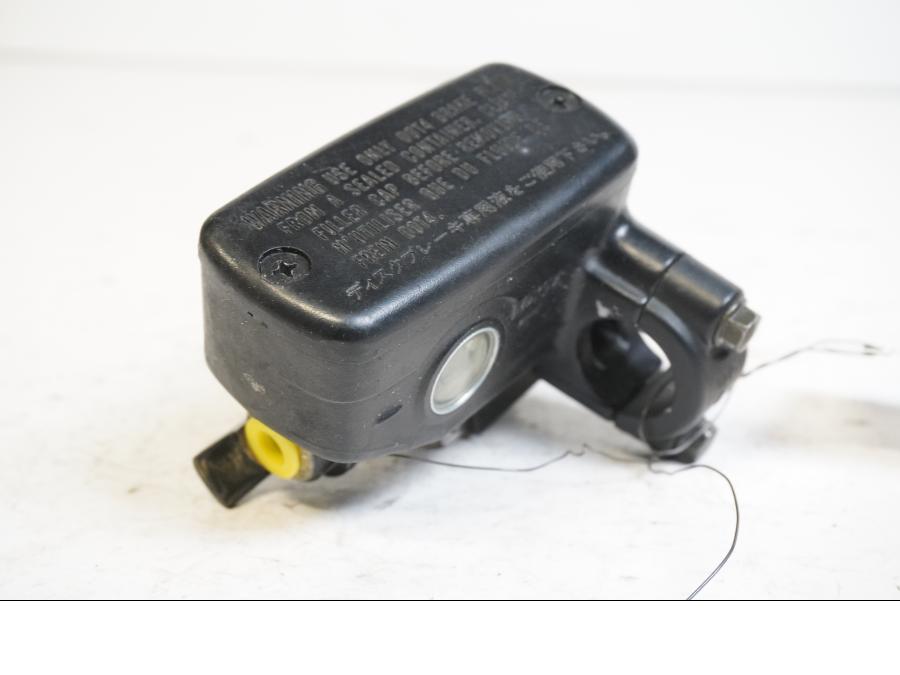 Framsidan på Bromshuvudcylinder från en Honda ST 1100 -1998 motorcykel.