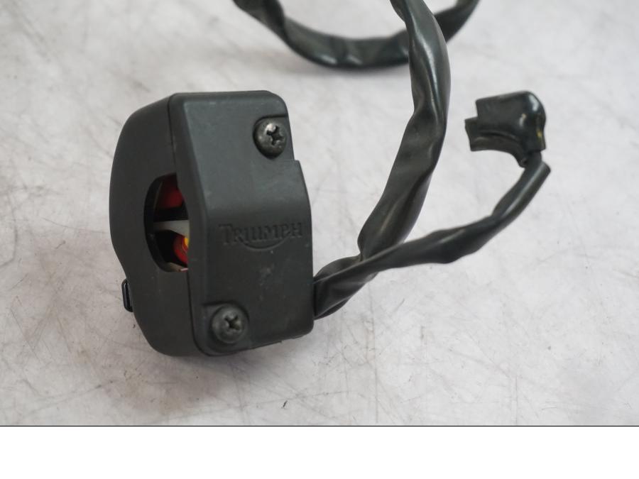 Snett nerifrån på Styrelreglage från en Triumph Tiger -2009 motorcykel.