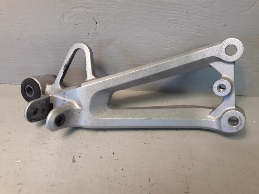 Framsidan på Fotpinnefäste från en Honda CBR 600 -1999 motorcykel.