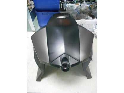 Vänster sida på Bensintank från en KTM 990 Super Duke -2006 motorcykel.