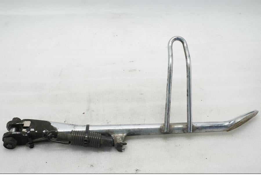 Framsidan på Sidostöd från en Yamaha XVZ 13TD -1999 motorcykel.