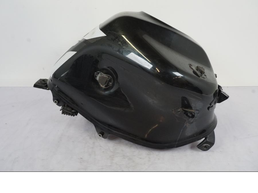 Baksidan på Bensintank från en KTM 125 Duke -2017 motorcykel.