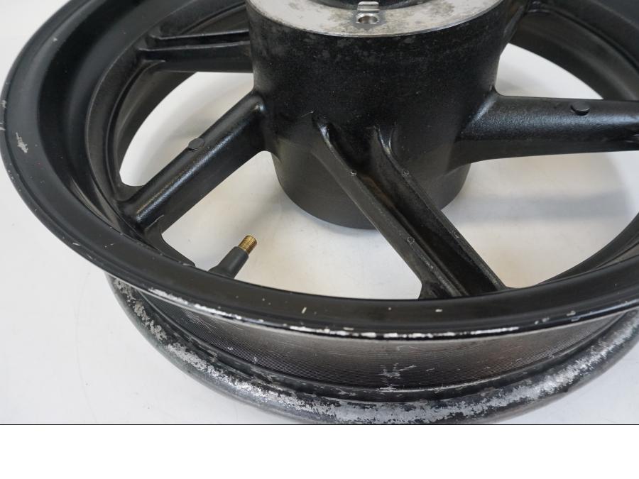 Snett uppifrån på Fälg från en Honda CB 750 -2002 motorcykel.