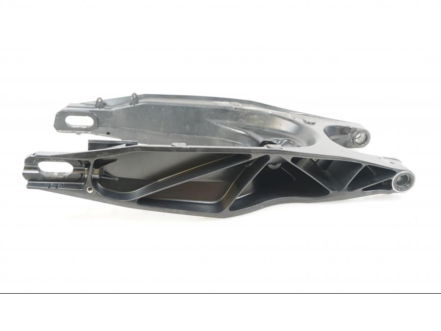 Baksidan på Sving från en KTM 1290 Super Adventure R -2020 motorcykel.