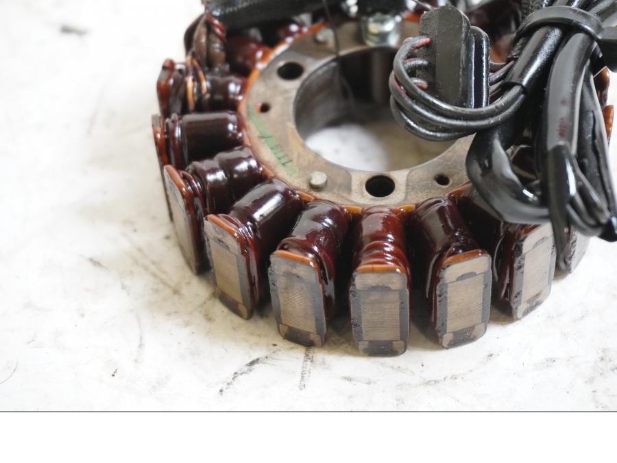 Baksidan på Generator från en Kawasaki ZXR 400 -1993 motorcykel.