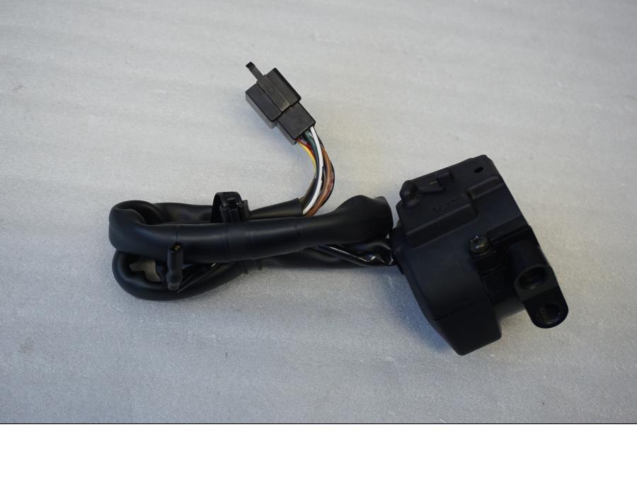 Baksidan på Styrelreglage från en Honda CBR 600 -2002 motorcykel.