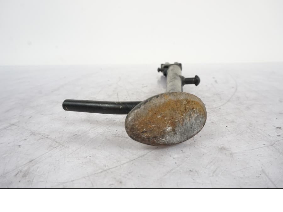 Snett uppifrån på Sidostöd från en Kawasaki ER-6N -2012 motorcykel.