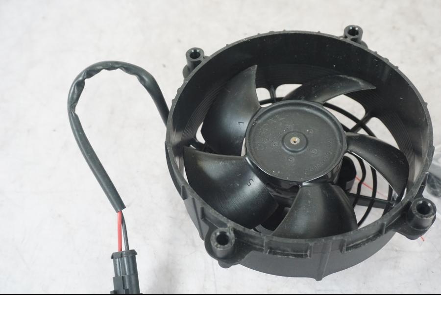 Snett uppifrån på Vattenkylfläkt från en KTM 1290 Super Adventure S -2022 motorcykel.