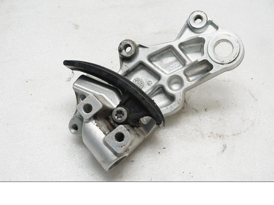 Höger sida på Fotpinnefäste från en KTM 690 SMCR -2019 motorcykel.