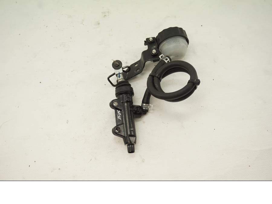 Baksidan på Bromshuvudcylinder från en KTM RC 390 -2019 motorcykel.