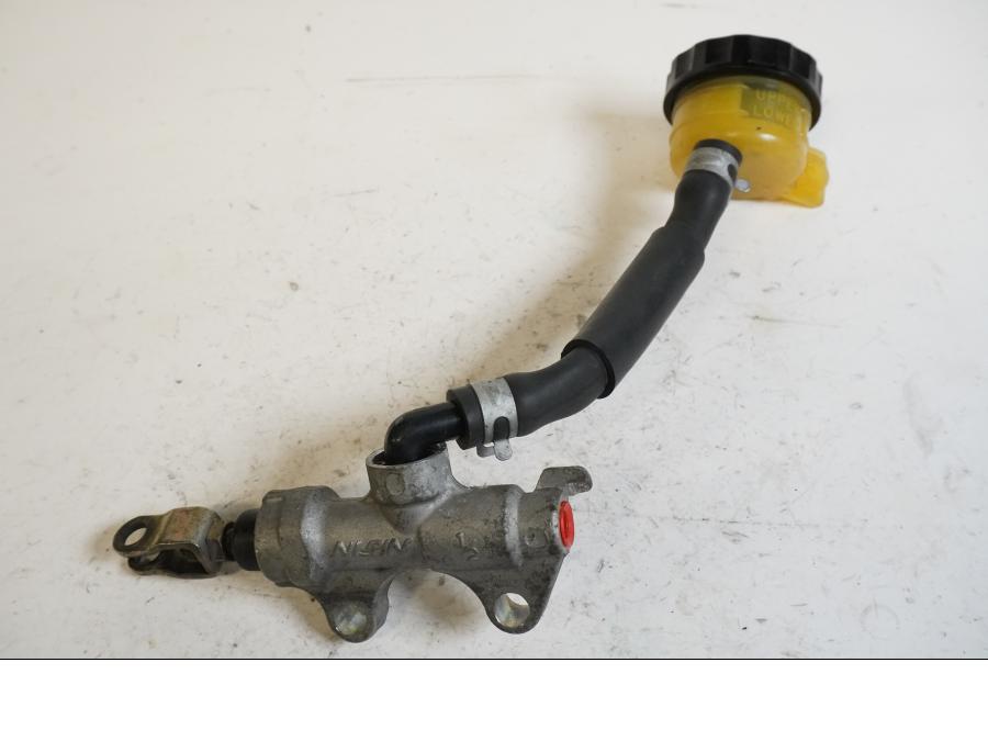 Framsidan på Bromshuvudcylinder från en Kawasaki ZX-9R -2003 motorcykel.