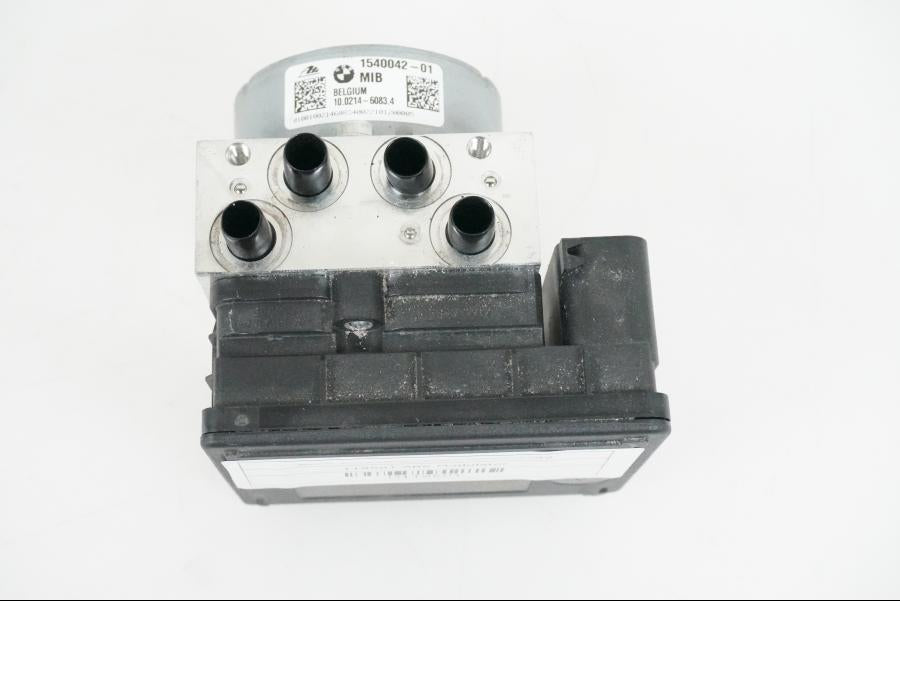 Framsidan på ABS Modulator från en BMW R 1250 GSA -2021 motorcykel.