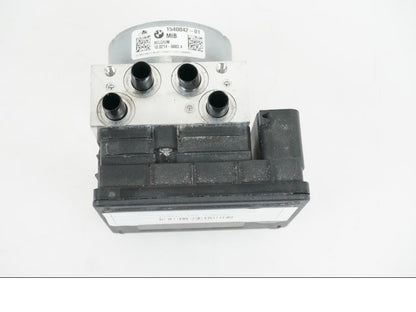 Framsidan på ABS Modulator från en BMW R 1250 GSA -2021 motorcykel.