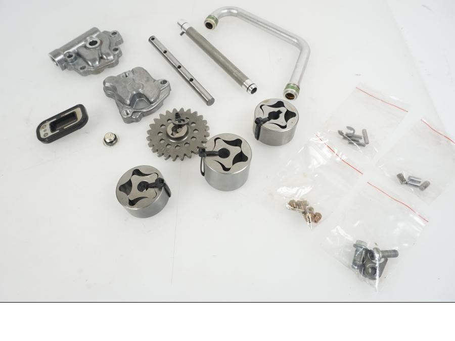 Framsidan på Oljepump från en KTM 1290 Super Duke R -2021 motorcykel.