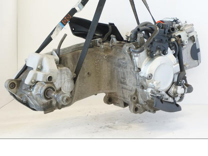 Vänster sida på Motor från en Honda SH 300 A -2011 scooter.
