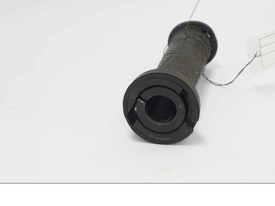 Höger sida på Handtag från en KTM 790 Duke -2018 motorcykel.