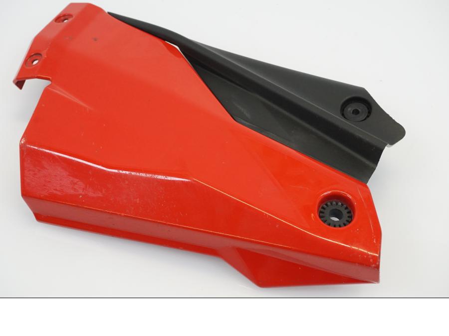 Framsidan på Kylarvinge från en Ducati Streetfighter 1098 -2010 motorcykel.