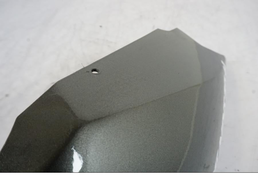 Snett nerifrån på Bakvinge från en Suzuki GSX-R 1000 -2005 motorcykel.