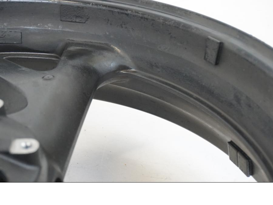 Snett nerifrån på Fälg från en Honda ST 1300 -2002 motorcykel.