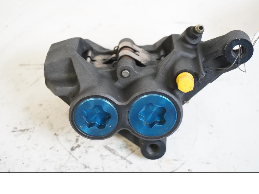 Höger sida på Bromsok från en Yamaha BT 1100 -2002 motorcykel.