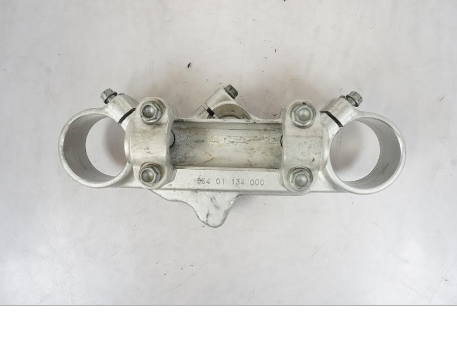 Snett nerifrån på Gaffelkrona från en KTM 640 SM -2005 motorcykel.