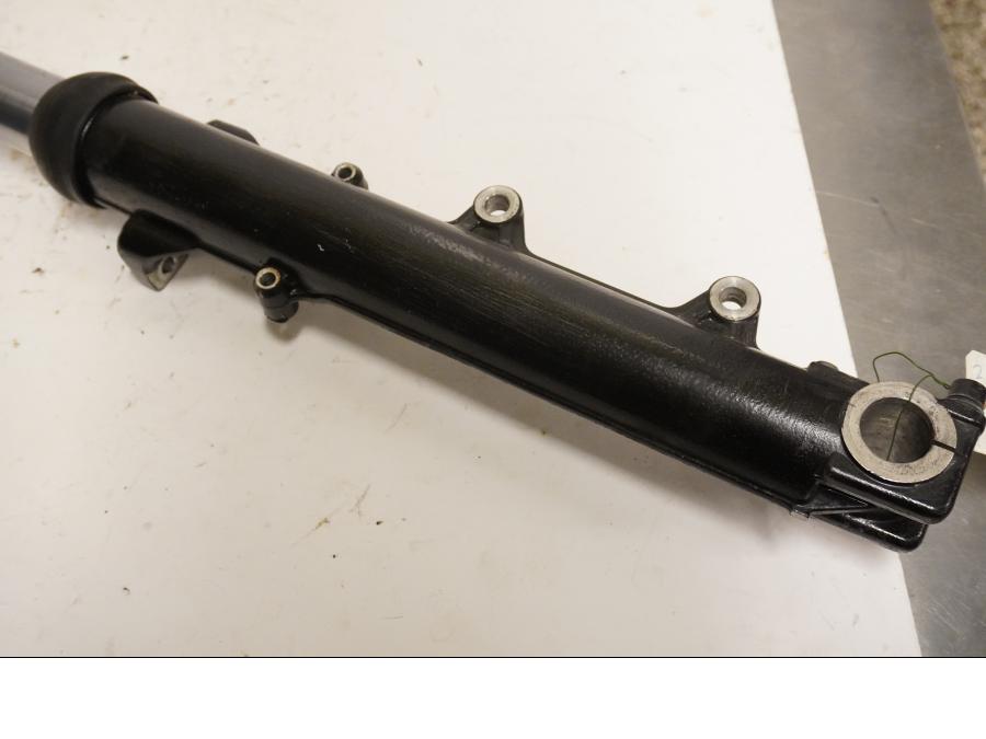 Baksidan på Gaffelben från en BMW K 75 -1991 motorcykel.