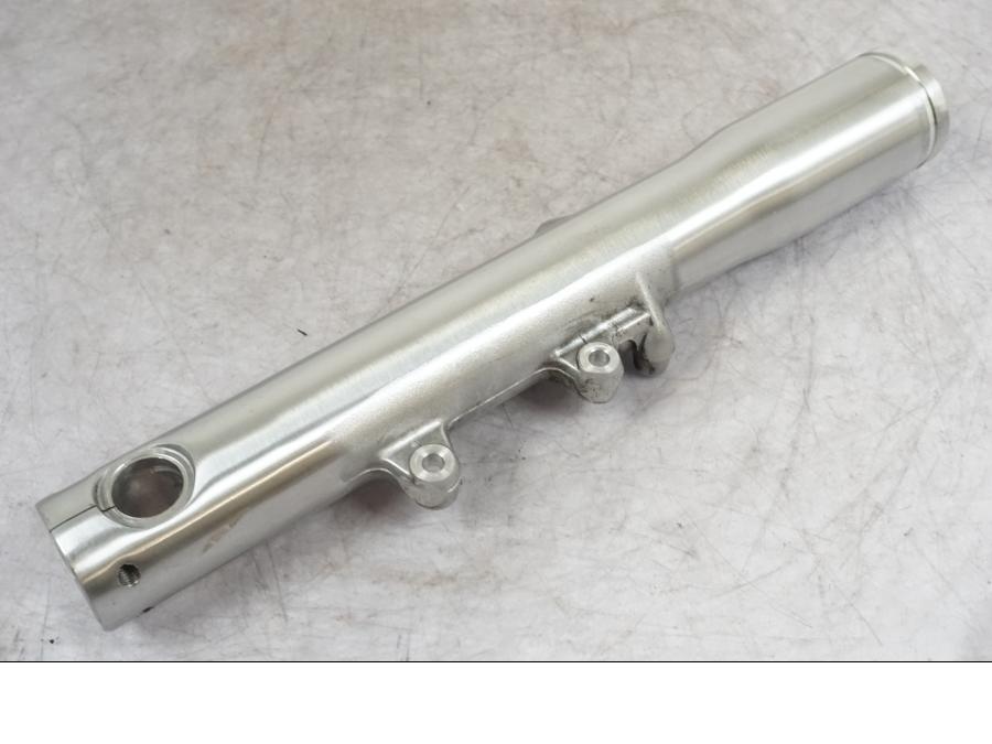 Vänster sida på Gaffelben från en Honda VT 750 -1998 motorcykel.